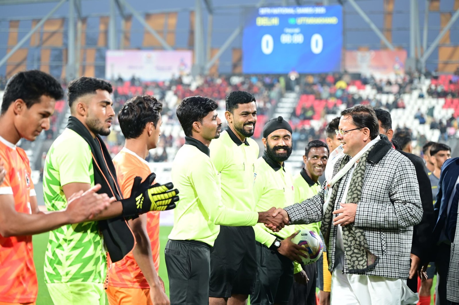 हल्द्वानी स्थित गौलापार स्पोर्ट्स स्टेडियम में सीएम धामी ने उत्तराखंड एवं दिल्ली के मध्य खेले गए फुटबॉल सेमीफाइनल मैच का किया अवलोकन