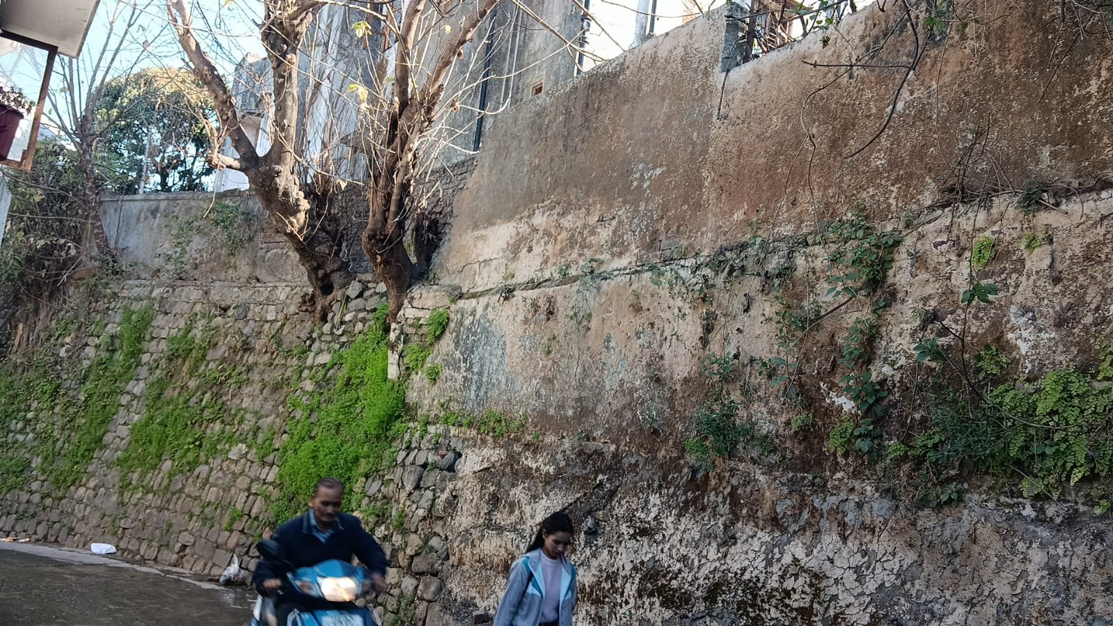 चकुवाला वार्ड 13 में जर्जर दीवार बनी जानलेवा, जिम्मेदार विभाग मौन